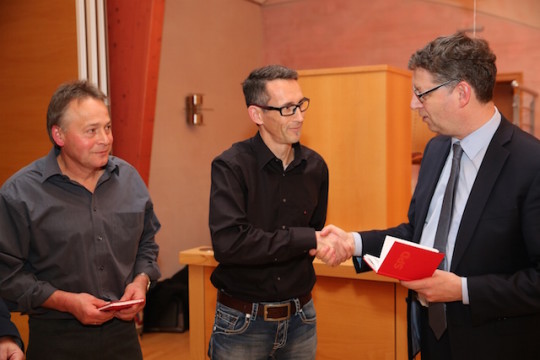 Willkommen in der SPD: Arno Schäfer und André Schwalm bekommen ihre Parteibücher von Thorsten-Schäfer Gümbel überreicht.