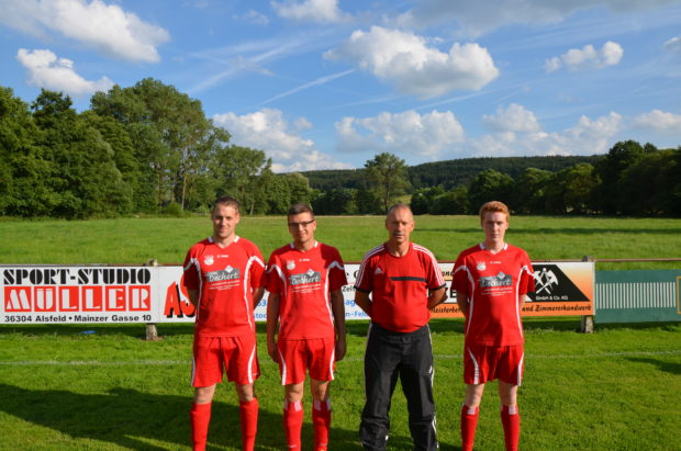 Ein Teil der Neuzugänge des SV Ehringshausen. Von links nach rechts: Maximilian Hofmann, Kevin Weiss, Trainer Volker Steller und Jan Schneider. Foto: ls
