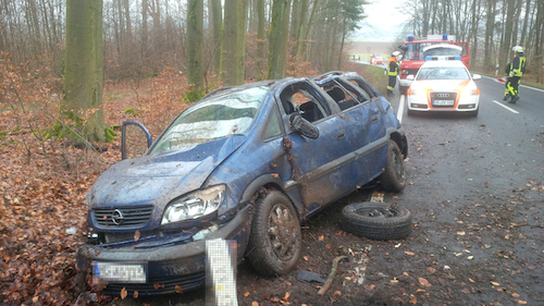 Der Unfallwagen: Laut Polizei soll das Auto gegen einen Baum gerast sein. Foto: privat.