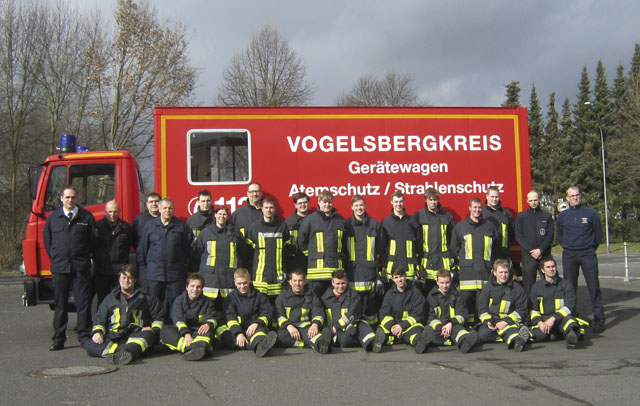 Glückwunsch zur bestandenen Prüfung: Diese Feuerwehrleute dürfen jetzt mit Atemschutz durchs Feuer gehen. Foto: Feuerwehr
