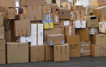 Löste vermutlich den Unfall aus: Ein verlorener Karton. Symbolfoto: "Boxes" by Achim Hepp/flickr; Lizenz: CC BY-SA 2.0