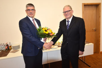 Wahlverlierer Friedel Kappes (rechts) gratuliert dem alten und neuen Landrat Manfred Görig. Foto: jal