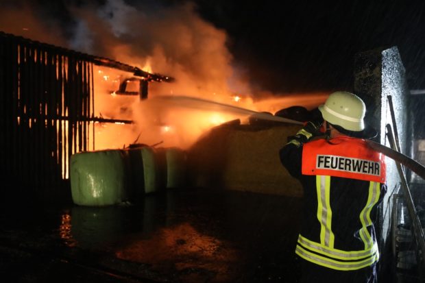 Maschinenhalle in Stumpertenrod stand in Flammen